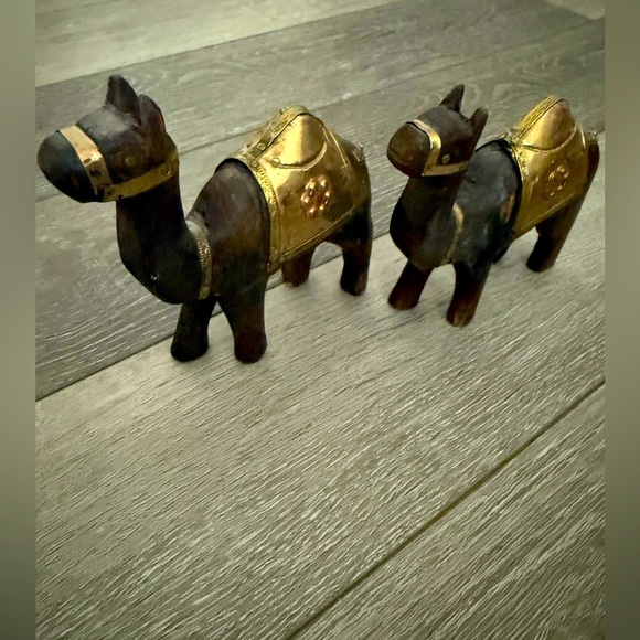 Vintage Wood Camel Figurine with Brass Copper Saddle Accents Home Decor 1970s - Picture 2 of 4